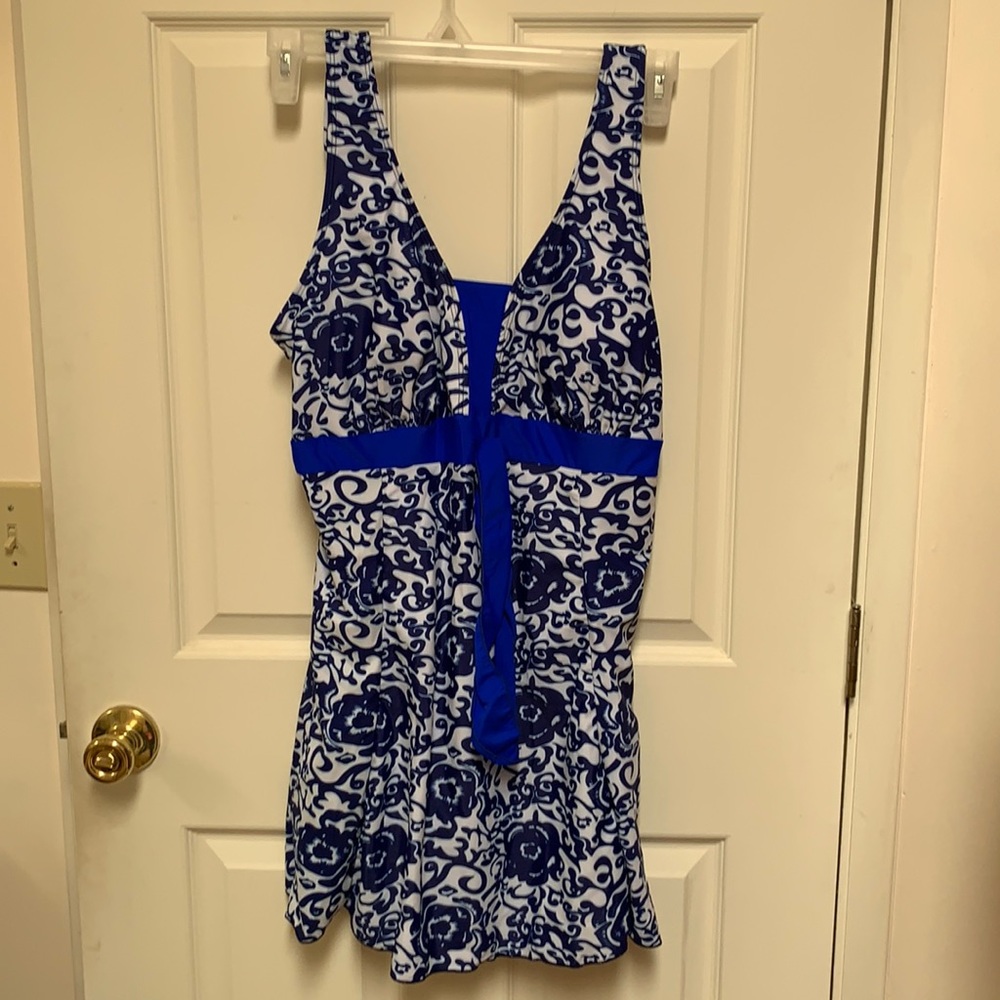 NWT 2X One-piece swimsuit Nice!